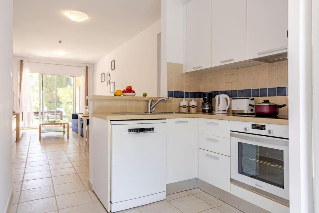 Grosses Apartment In Idyllischer Anlage, Strandnah Мандрия Екстериор снимка