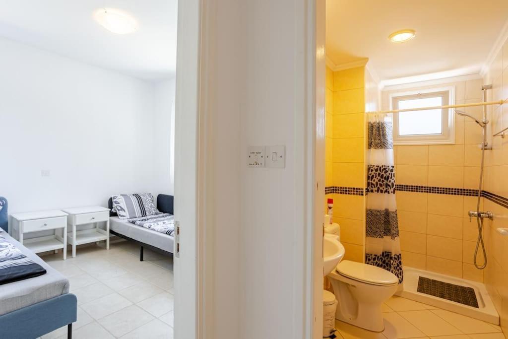 Grosses Apartment In Idyllischer Anlage, Strandnah Мандрия Екстериор снимка