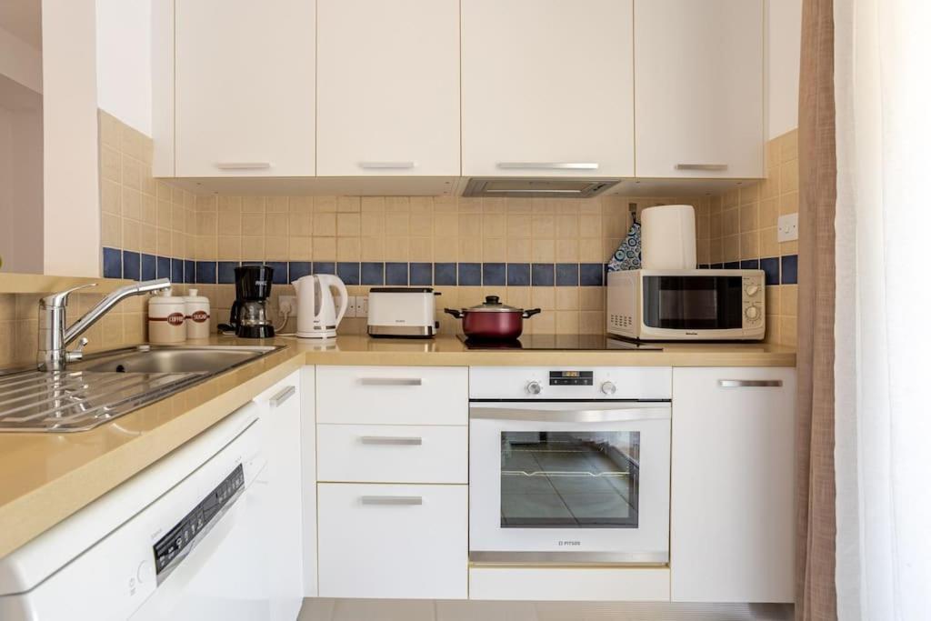 Grosses Apartment In Idyllischer Anlage, Strandnah Мандрия Екстериор снимка