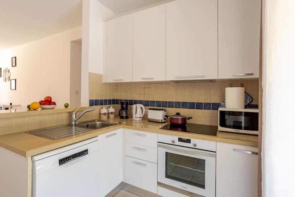 Grosses Apartment In Idyllischer Anlage, Strandnah Мандрия Екстериор снимка
